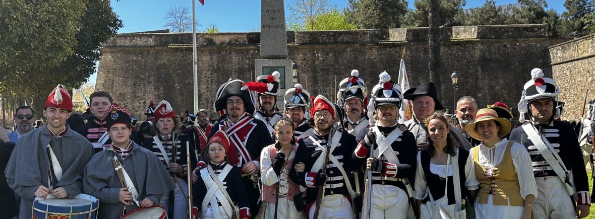 AERH frente al monumento a los caídos en Badajoz